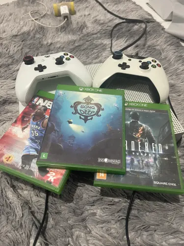 Vendo vídeo game Xbox one s 500gh 2 controles 3 jogos em cds 
