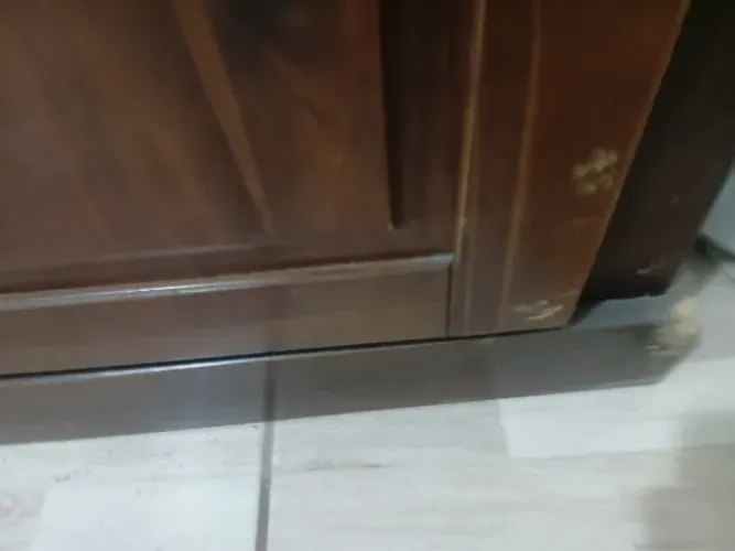 Buffet com pequenas marcas de uso e precisa trocar uma dobradiça