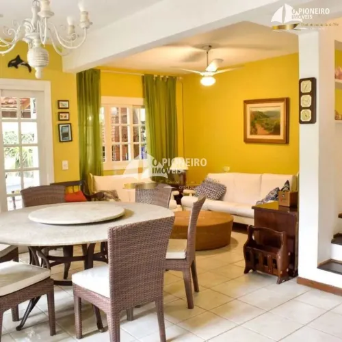 Casa em condomínio à venda próximo à praia de Juquehy