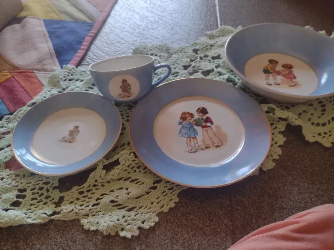 Conjunto infantil porcelana policromada dos anos 50 decorada com temas infantis.