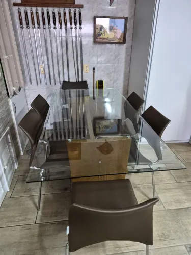 Mesa com 6 cadeiras