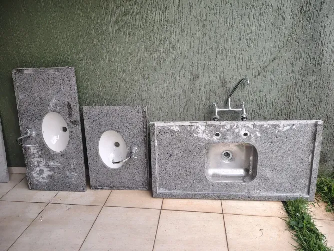 Pias cozinha e banheiro