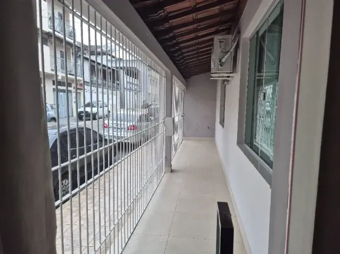 Casa no centro de Coronel Fabriciano-MG, com ponto comercial.