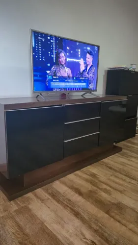 Rack com armarios e gavetas