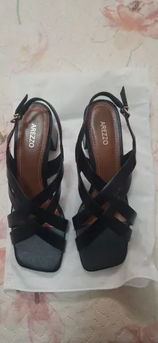 Sandalia couro preta arezzo tamanho 38