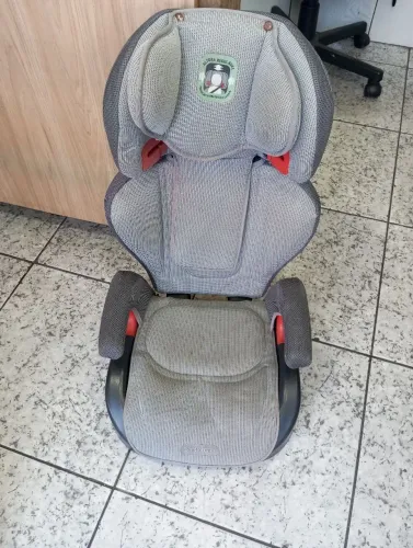 Cadeirinha de bebê / criança para carro .