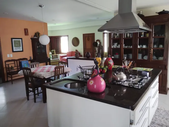 Casa à venda na praia da Cachoeira do Bom Jesus em Condominio novo, casas de alto padrão.