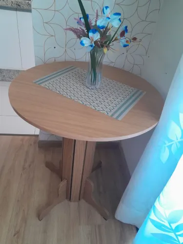 Mesa de madeira 70cm fiametro mdf usada e conservada 280rs