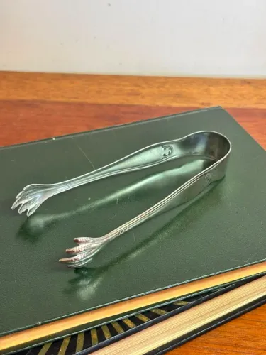 Antigo e lindo pegador para gelo, em metal banhado a prata - 15cm de altura