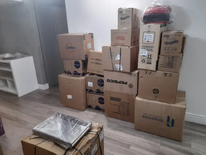 Caixas para mudança, caixas papelão, fita adesiva, plástico bolha 