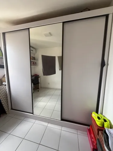 Guarda roupa com espelho