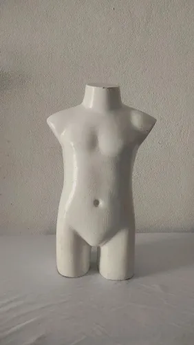 Manequim infantil na cor branca