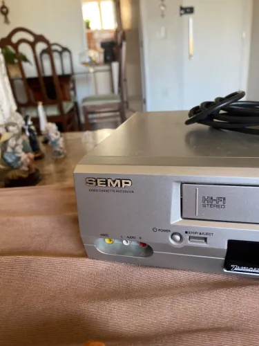 O vídeo cassete Semp Toshiba X698 (modelo de 7 cabeças Hi-Fi Stereo,)