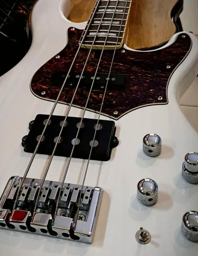 Contrabaixo Cort GB74 WBL WHITE BLONDIE