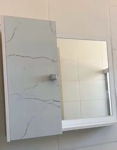 Armário de banheiro com espelho