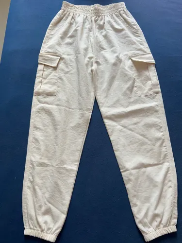 calça jogger cargo bege com elástico na cintura