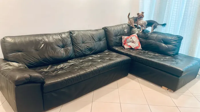 Sofá de couro em L ótimo estado, sem avarias.