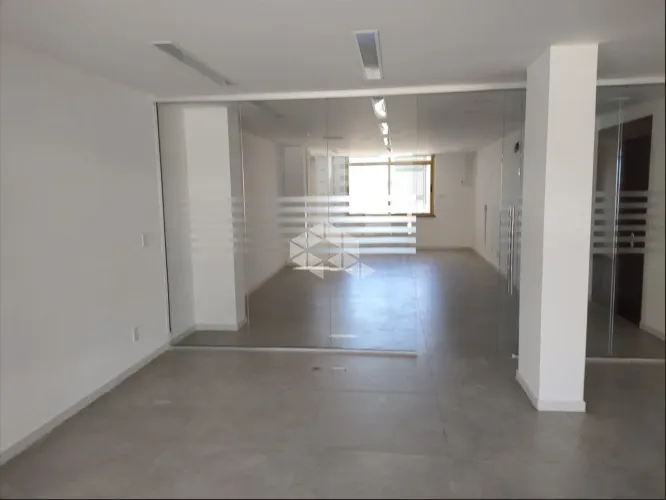Sala comercial com 123,79m² no centro, em Caxias do Sul