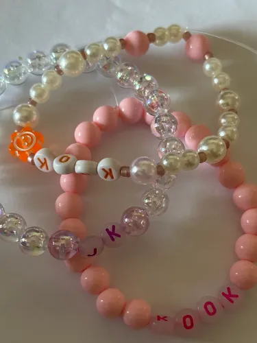 Pulseira de miçangas escrito ?JK?
