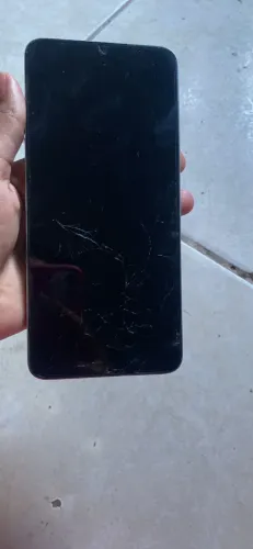 Vende-se celular redmi13c 256 gb e 5 ram tela quebrada mais não atrapalha em nada