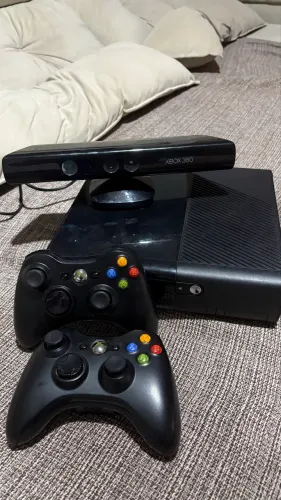 Xbox 360 completo com dois controles originais e um kinect