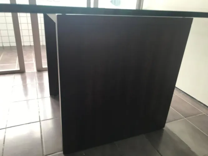 Mesa com tampo de vidro medindo 1,40x1,40.