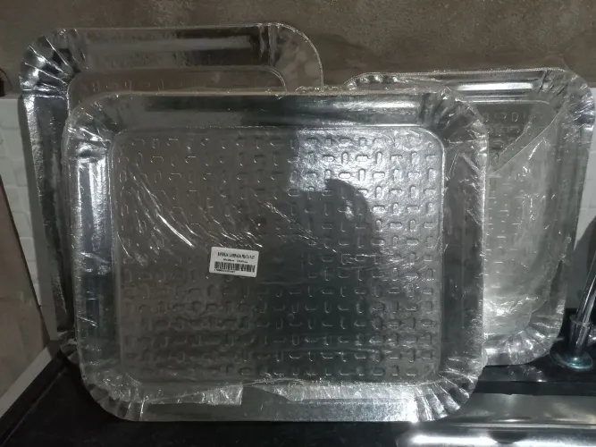 Bandeja e prato laminado para bolos e festas ?