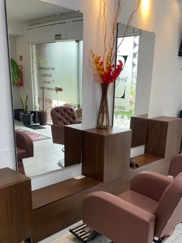 Bancada com 2 espelhos