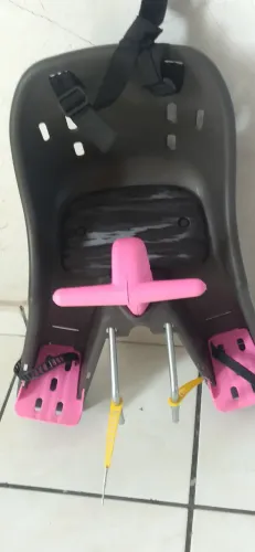 Cadeirinha infantil menina de bicicleta