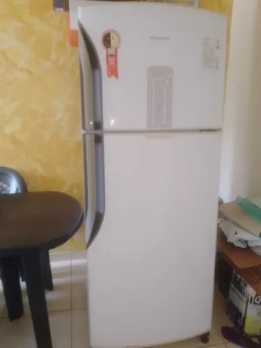 Vendo geladeira Panasonic (parou de gelar mas o motor tá bom)