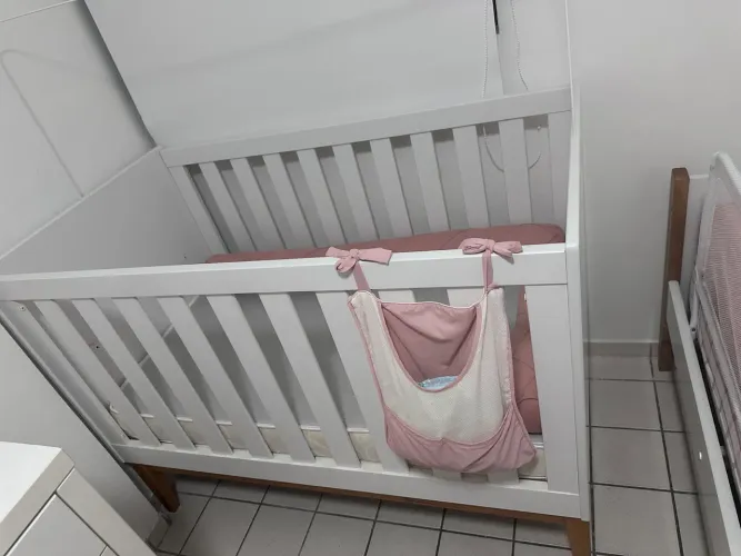 Berço estilo retrô com colchão