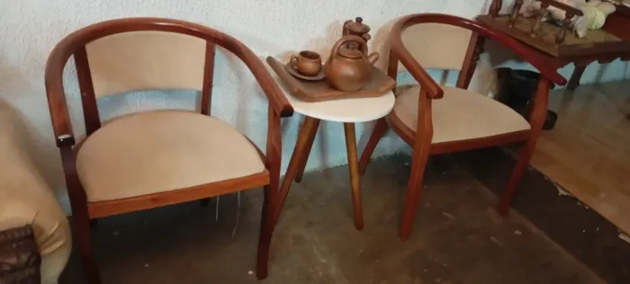 Par de poltronas com mesinha