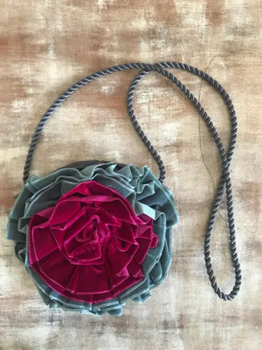 Bolsa de veludo com flor