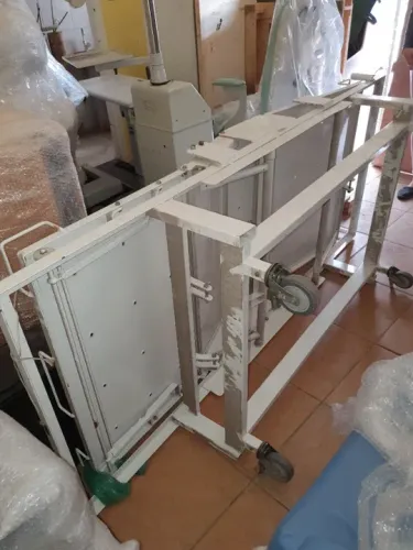 Cama Hospitalar Antiga em Ferro, sem colchão