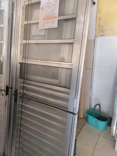 Porta social e basculante brilhante