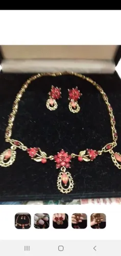 Conjunto de colar e brincos com pedras vermelhas