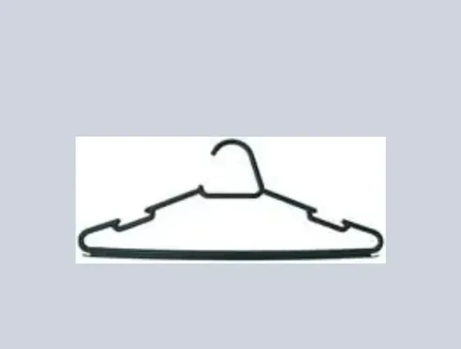 Cabide preto de bermuda e camisa