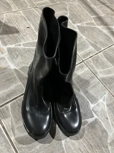 Vendo par de botas de borracha, tamanho 41, usei duas vezes