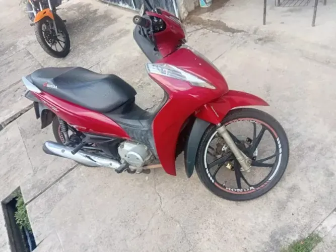 Honda Biz 125 flex vermelha, roda de liga leve, selada até 2026.