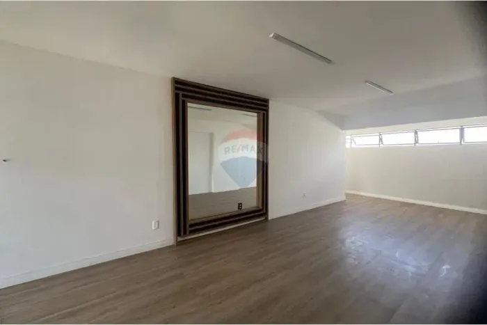 Sala Comercial Moderna em Tirol - 41m² para Aluguel