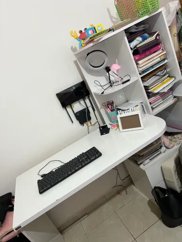 Escrivaninha com gavetas