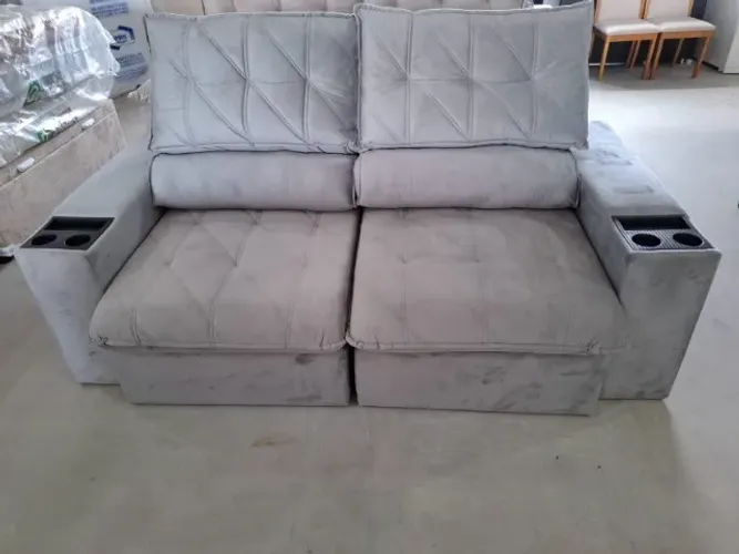 Sofá 2 Lugares Cinza com Almofadas com porta-copos
