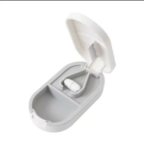 Caixa de comprimidos portátil com lâmina para cortar.