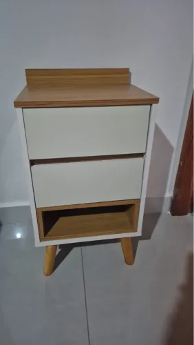 Mesa de cabeceira moderna com gavetas