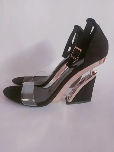 Sandália feminina vinil com salto em acrílico transparente vazado 