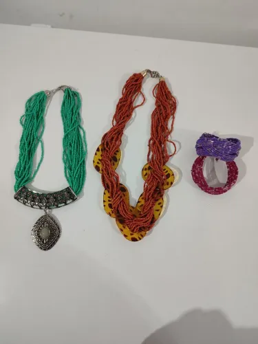 Colares e pulseiras artesanais