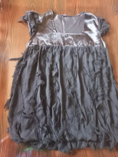Vestido Cinza com Detalhes Especiais