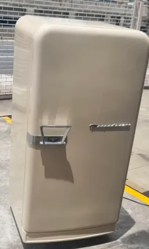 Geladeira frigidaire antiga