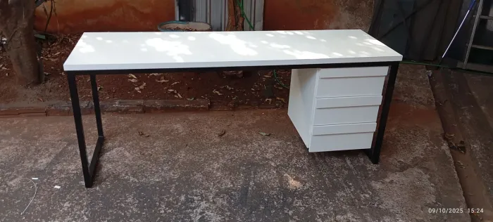 Mesa industrial com gaveteiro