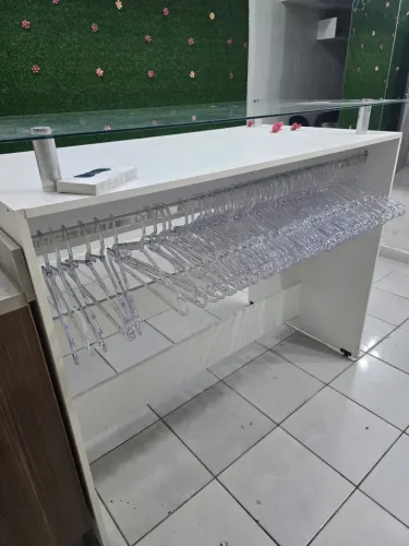 Mesa central com cabideiro 1,30x70